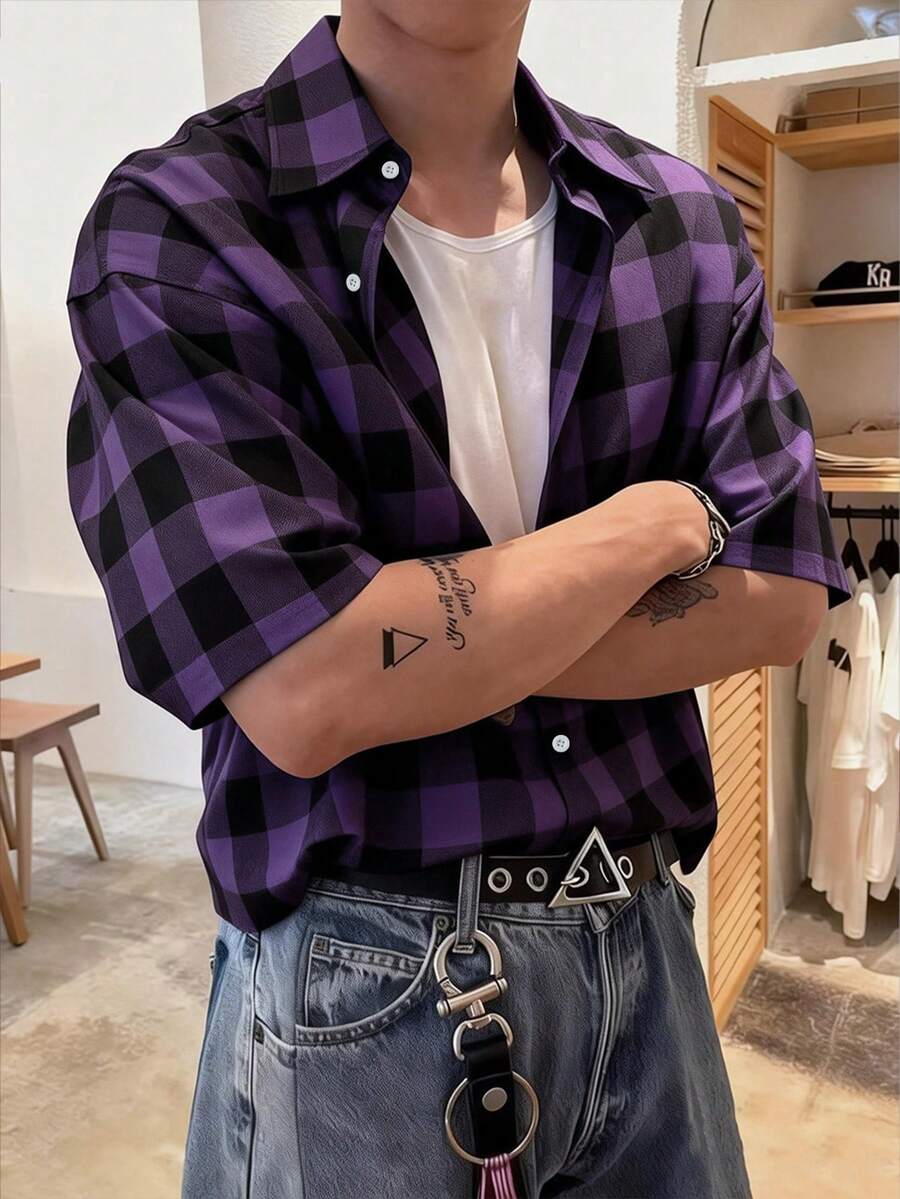 WAIT HIM Camisa casual de manga corta con estampado de cuadros para hombres - Morado - Ver 1