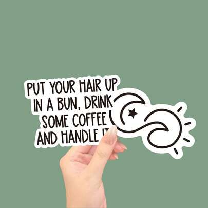 Pegatina de vinilo con cita motivacional - "Recógete el cabello en un moño, toma café y manéjalo" Pegatina inspiradora brillante para portátil, vaso y botella de agua para mujeres - Regalo para amantes del café, productividad y esfuerzo - Pegatina de vinilo Sol y Luna, acabado mate impermeable, de un solo uso, para portátil, tableta, pared, coche, teléfono, decoración de armario