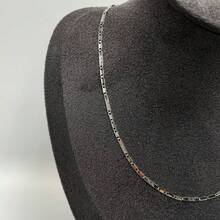 KYQ Collar plano con grabado de "grecas" (45cm) de acero inoxidable. - Plateado - Ver 1