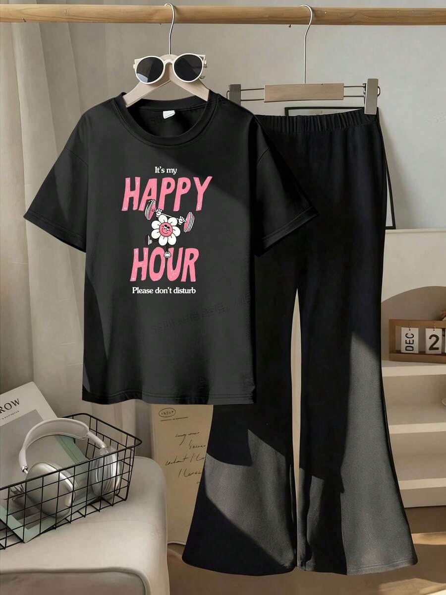 這款音樂節休閒穿搭設計針對前青春期女孩,以創意字母與花卉印花圖案為特色,包含一件黑色短袖圓領T恤與喇叭褲,非常適合夏季穿著 - 黑色 - 查看 1