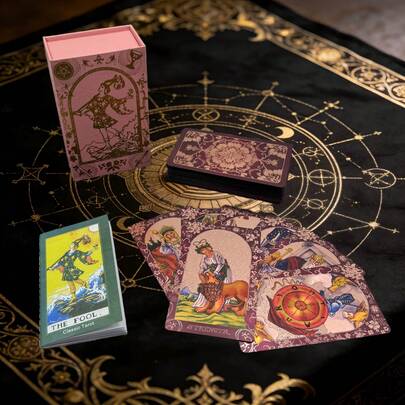 Bộ hộp quà bài Tarot Hoa Đỏ Cổ Điển - Trọn bộ 78 lá bài Tarot màu đỏ thẫm dành cho người mới bắt đầu, bộ bài Tarot đa năng, bài Tarot gốc (bao gồm sách hướng dẫn bài Tarot bằng tiếng Anh), bài Tarot và ý nghĩa dành cho người mới bắt đầu, bài Tarot chuyên nghiệp, kích thước 4.7in*2.8in (12cm*7cm), vận mệnh, bói toán, bài tiên tri, Giáng sinh, Halloween, Lễ Tạ ơn, quà tặng, xem bói, tương lai, tiên tri, bài Tarot quà tặng