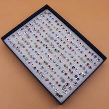 100 pares de juego de aretes de plástico con strass de moda surtidos, de tono plateado versátil, viene con caja - Caja de regalo con diamantes de imitación plateados - Ver 2