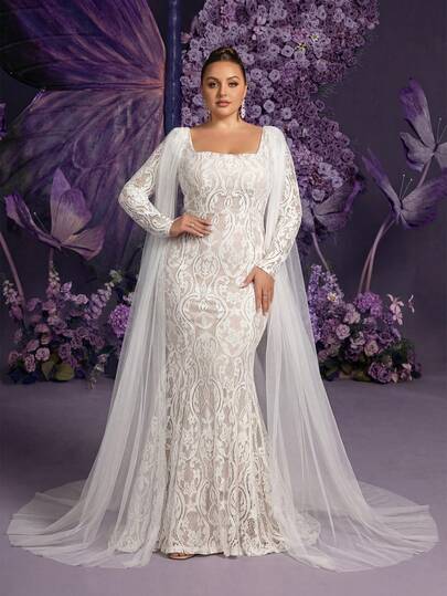 大码婚纱 | 方领深V露背设计，精致花卉蕾丝和薄纱罩衫，长袖配透明披肩，是梦幻花园婚礼、奢华教堂婚礼和空灵海滩婚礼的理想之选。