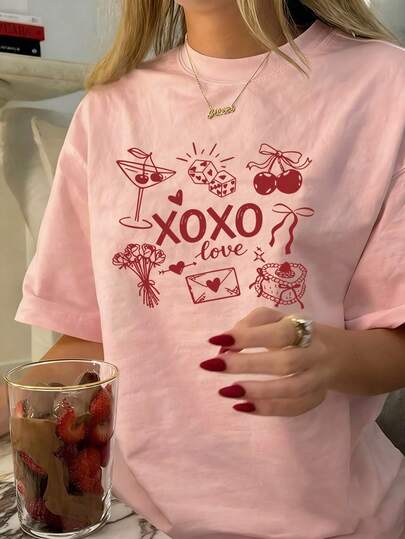 女士新款简约可爱图案休闲度假风宽松百搭圆领短袖T恤，时尚日常上衣，适合日常度假穿着。女士印花短袖T恤，适合夏季日常穿着，也适合情人节、返校季、教师节等节日穿着。字母印花短袖T恤，柔软宽松舒适，高端街头度假风宽松休闲百搭短袖上衣