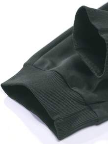 男士连帽卫衣和运动裤两件套，春秋季节的理想之选。包含一件轻便的连帽卫衣和一条运动裤，采用复古字母印花设计。适合休闲外出、居家穿着、周末出行，甚至轻松的办公环境。 - 彩色 - 查看 11