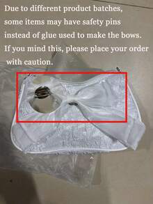 这款可爱百搭的斜挎包采用尼龙材质，饰有蝴蝶结和珍珠，配有拉链，适合日常使用。拉链设计，肩带可调节，可收纳上学和旅行的日常必需品。这款多功能包时尚前卫，可轻松搭配各种风格和场合。 - 白色 - 查看 6