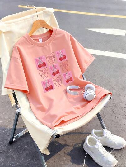 这款女童短袖T恤采用独特的蝴蝶结印花设计，搭配柔软舒适的圆领，是一款休闲的粉色T恤。