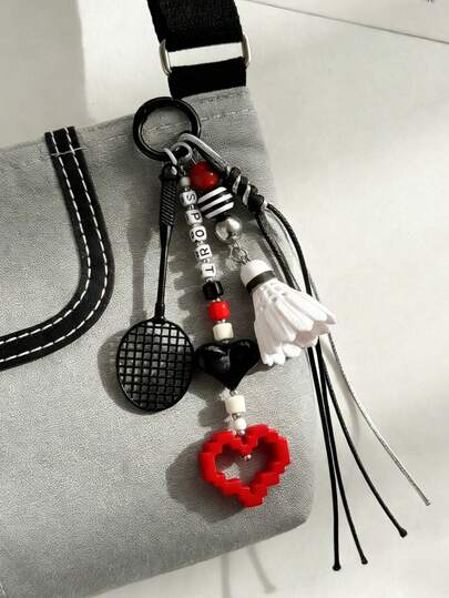 创意羽毛球拍造型钥匙扣，饰以串珠编织装饰。个性化羽毛球主题迷你吊坠。精致串珠装饰。轻巧耐用。运动爱好者纪念礼物。可挂在背包、行李箱或车钥匙上。