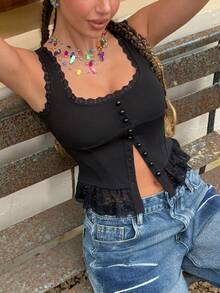 Buzzelle 黑色无袖吊带背心，领口和下摆饰有蕾丝花边，胸部至开衩处采用竖向纽扣门襟，收腰设计，荷叶边下摆，优雅甜美的廓形，适合日常外出、周末聚会、购物、度假等各种场合。 - 黑色 - 查看 3