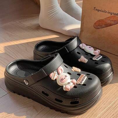 ASOFTER Dép xăng đan nữ màu đen khoét lỗ dễ thương, kiểu dáng thường ngày, mũi kín, đế dày, quai điều chỉnh được, trang trí hình búp bê hoạt hình, thích hợp cho mùa xuân/hè, mùa hoa anh đào, tháng Ramadan, lễ tốt nghiệp.
