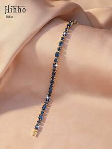 Hihho 一条多色手链，采用渐变色设计，包含白色、香槟金、红色和蓝宝石色，镶嵌矩形钻石，并以渐变色设计点缀，融合闪耀的钻石和活力四射的色彩，适合搭配活力四射的服饰，日常通勤、约会、轻度派对等场合佩戴。 - 網球手鍊 - 查看 13