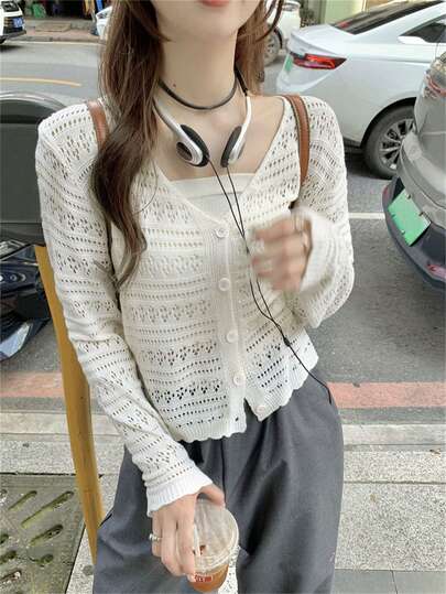 夏季白色镂空针织开衫 - 优雅纯正的Yurty甜美休闲街头Y2K长袖V领纽扣荷叶边下摆宽松短款女士针织开衫/上衣 | 适合年轻女士、甜美女孩、Y2K女孩和性感女孩，完美适用于情人节/妇女节/母亲节/休闲聚会/海滩度假/派对聚会/返校季/婚礼季/音乐节/2026镂空针织开衫春季款
