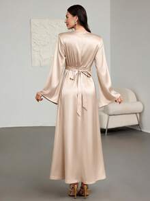 女士优雅香槟色A字型长裙 - 圆领，褶裥细节，系带腰身，垫肩，不对称喇叭袖，飘逸缎面面料，新年、派对和约会的完美之选 - 香檳色 - 查看 2