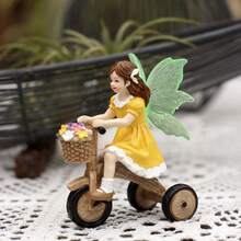 Estátua de fada em resina, montada em uma bicicleta florida - 8,3 cm (3,26 polegadas), com asas brilhantes e um toque de humor. Ideal para decorar jardins floridos da primavera, gramados, varandas e áreas externas, além de ser um ótimo presente para a Páscoa e o Dia dos Namorados. - Menina das flores em uma bicicleta - Ver 10