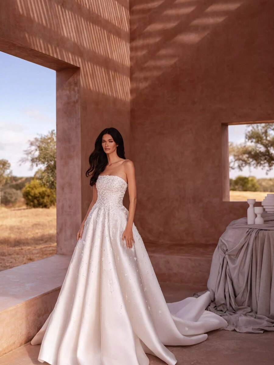 Luxury Satin A-Line Wedding Gown, Sweetheart Strapless Bodice With Beaded Lace Appliqué, Sleeveless Elegant Bridal Dress With Voluminous Skirt And Cathedral-Length Train; Regal And Refined Style Showcasing Graceful Femininity And Grand Presence, Featuring High-Quality Heavy Satin With Soft Matte Sheen, Sculpted Fit-And-Flare Silhouette And Structured Draping, Enhanced By Intricate Floral And Leaf Beading For Elevated Detail; Designed For Castle Ceremonies, Church Weddings And Outdoor Estate Venues, With Optional Lace Veil Overlay For A Sheer Layered Look, Flowing Open Back With Hidden Zipper For A Clean Finish, Perfect For Weddings, Christmas Celebrations, Halloween Events, Formal Balls, Birthday Galas, Engagement Parties, Evening Receptions, Photoshoots And Other Unforgettable Special Occasions - 白色 - 查看 1