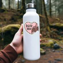 1张“咬我”蝙蝠贴纸，粉彩哥特风爱心笔记本电脑贴纸，可爱吸血蝙蝠乙烯基贴纸，怪诞可爱礼物，防水即撕即贴水瓶贴纸，耐用粉色爱心保温杯贴纸，潮流粉彩哥特风笔记本乙烯基贴纸，另类女孩的完美礼物，可爱蝙蝠汽车贴纸 - S1839 - 查看 3