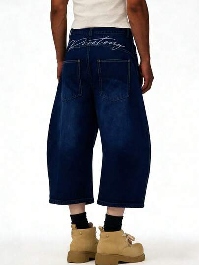 Quần short denim ống rộng màu xanh nhạt kiểu vintage dành cho nam, kiểu cargo đường phố, có gấu quần xắn lên.