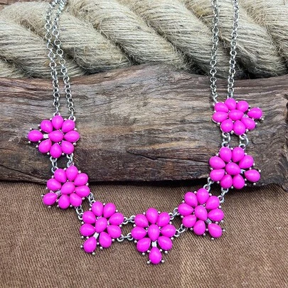 2026新款波西米亚风绿松石花朵围兜项链，适合日常佩戴或作为节日礼物 | 波西米亚风格 | 手工设计，波西米亚风首饰。这款2026新款是重要节日礼物的完美之选。佩戴它定能让您收获赞美，所以赶快把它加入您的首饰收藏吧！如果您满意，请留下五星好评并分享您的美照。