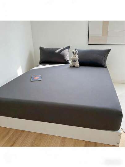 Ein einfarbiges Spannbettlaken (Kissenbezug nicht enthalten), leicht und weich, rutschfest und fusselfrei, tragbar und einfach zu demontieren, in verschiedenen Farben erhältlich. Auch in einfarbigen Varianten für den Winter erhältlich. Geeignet für Schlafzimmer, Gästezimmer, Apartments, Schulen und andere Räumlichkeiten.