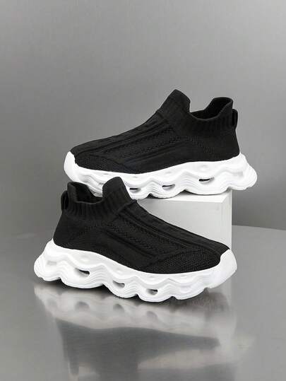 1双儿童运动鞋，透气弹力柔软减震速干轻便防滑一脚蹬休闲鞋，男女童均适用，适合跑步、步行、街头风和校园风。