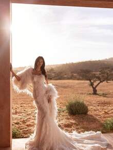 Luxury Feather & Shimmer Organza Mermaid Wedding Dress For Women, Strapless Sculpted Bodice With Detachable Ostrich Feather Sleeves, Sleek Open Back Design And Curve-Hugging Silhouette, Softly Flared Hem With Light Trailing Train; Fashion-Forward Statement Bridal Gown Featuring Lightweight Glitter Organza, Airy Sheer Layers And Plush Feather Accents For Fluid Movement And Elegant Drama, Highlighting Waist, Hips And Feminine Shape; Ideal For Outdoor Evening Receptions, Beach Weddings, Intimate Ceremonies, Destination Celebrations, Photoshoots, Engagement Parties, Christmas & Halloween Events, Formal Balls And Stylish Special Occasions - 白色 - 查看 1