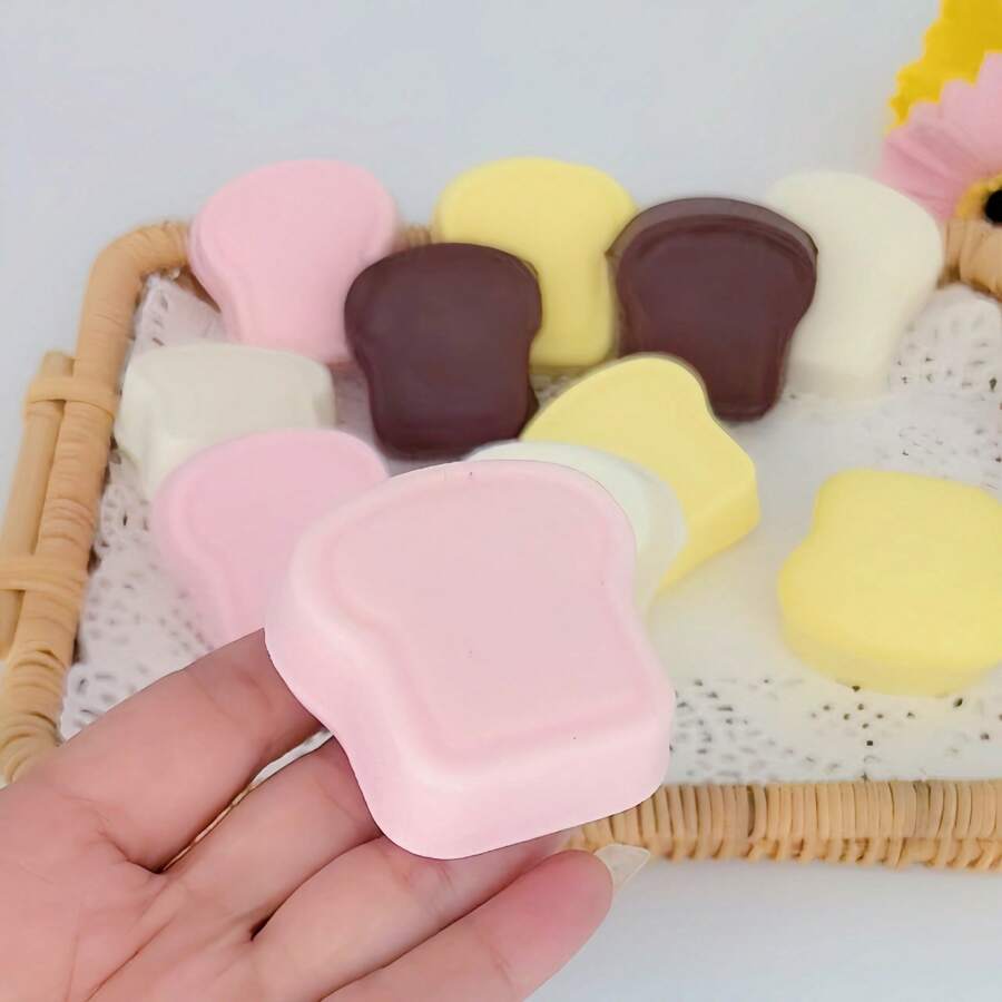 1个面包造型挤压玩具，PU材质，慢回弹迷你面包挤压玩具，奶香面包造型，柔软湿润质感，逼真面包慢回弹减压挤压玩具，生日礼物，节日礼物，礼品