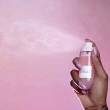 Spray Facial Glow de Sandía   Bruma Hidratante - Neblina Facial Ultra-Fina con Ácido Hialurónico   AHA de Hibisco para Refrescar la Piel Seca y Mejorar el Maquillaje Luminoso - Apta para Todo Tipo de Piel (75 ml) - Rosa - Ver 4