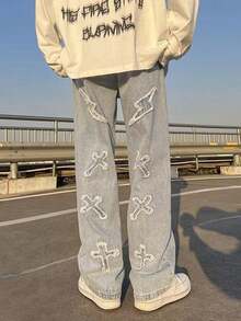 jeans hombre pantalones de hombre>mezclilla Jeans de mezclilla azul claro con bordado de relámpago y cruz desgastado, estilo emo - Lavado ligero - Ver 5