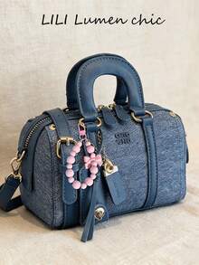 Neue Mode einfarbige Damen Handtasche, aus PU-Material gefertigt, in Dunkelblau, dekoriert mit Buchstaben-Dekor und Anhänger mit englischem Buchstaben. Im Boston Bag Stil entworfen, mit rosa Perlenanhänger, rautenförmigem Muster oben, Doppelgriffen und verstellbarem langem Schultergurt. Glatter Reißverschluss, geeignet für Arbeitswege, Ausflüge, Dates und den täglichen Gebrauch von Frauen. - Blau - Übersicht 7