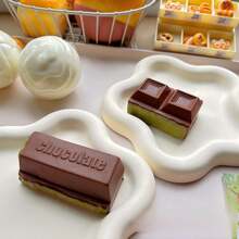 这款逼真的迷你面包吊坠饰有诱人的抹茶巧克力漩涡图案，采用优质慢回弹材料制成，柔软而坚韧，不易变形。 - 彩色 - 查看 8