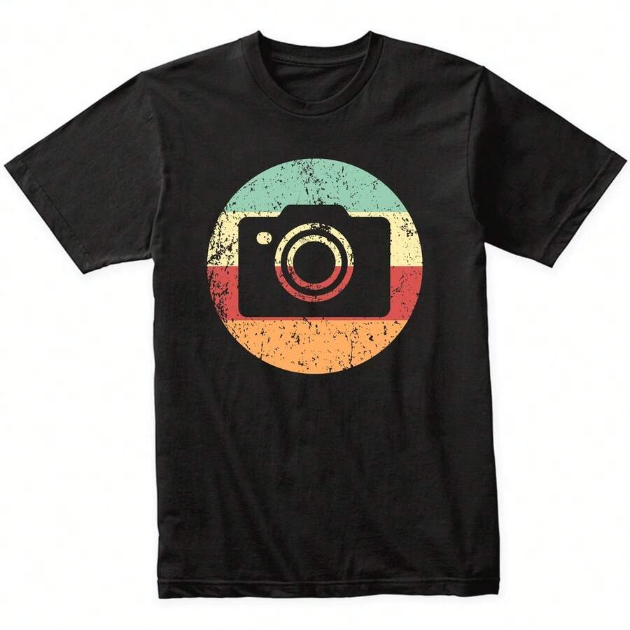 Camiseta Unissex Estilo Retrô Nostálgica Estampada Câmara Fotográfica Dentro do Círculo Colorido Vintage Anos 80, 90 e 2000 Camisa Estilosa Masculina e Feminina Estampa Antiga Estilo Pin-up - 100% Algodão Promoção Frete Grátis Rápido - Preto - Visão 1