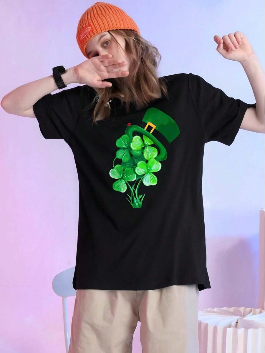 Herren-Jogging-T-Shirt, Damen-Glücksshirt mit Grafikprint, spezielles St. Patrick's Day-Shirt: rot mit grünem Kleeblatt und Hut, Rundhalsausschnitt, lockere Passform, atmungsaktive Baumwolle. - Preto - Ver 1
