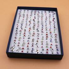 100 pares de juego de aretes de plástico con strass de moda surtidos, de tono plateado versátil, viene con caja - Caja de regalo con diamantes de imitación plateados - Ver 3