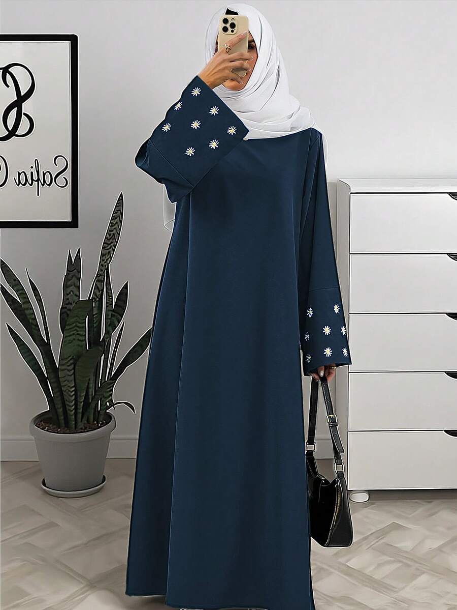 1 chiếc váy Abaya Ramadan dành cho nữ - Váy dài màu xanh hải quân với họa tiết thêu hoa trắng trên tay áo, cổ tròn, tay dài, được làm từ vải dệt mềm mại, trang phục Hồi giáo thanh lịch phù hợp cho các lễ hội Eid và các buổi tụ họp mùa xuân. - Màu xanh hải quân - Xem 1