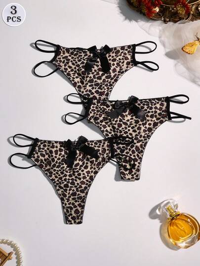 Bộ 3 quần lót nữ kiểu dáng thanh lịch và gợi cảm, cạp thấp, họa tiết da báo hoang dã, dây mảnh có nơ màu đỏ nâu. Thiết kế dây mảnh đôi với nơ 3D trang trí, chất liệu thoải mái với đáy quần thân thiện với da. Thích hợp cho công việc hàng ngày, làm việc nhiều giờ ở văn phòng, hẹn hò và đi chơi.