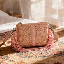 时尚PU大容量流苏斜挎包，女士多隔层设计，复古波西米亚西部风，饰以流苏、铆钉和编织工艺。可肩背/斜挎，配有可拆卸可调节肩带。是购物、户外活动、旅行和郊游的理想之选。也是馈赠亲朋好友的完美礼物。 - 彩色 - 查看 11