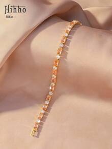 Hihho 一条多色手链，采用渐变色设计，包含白色、香槟金、红色和蓝宝石色，镶嵌矩形钻石，并以渐变色设计点缀，融合闪耀的钻石和活力四射的色彩，适合搭配活力四射的服饰，日常通勤、约会、轻度派对等场合佩戴。 - 網球手鍊 - 查看 15