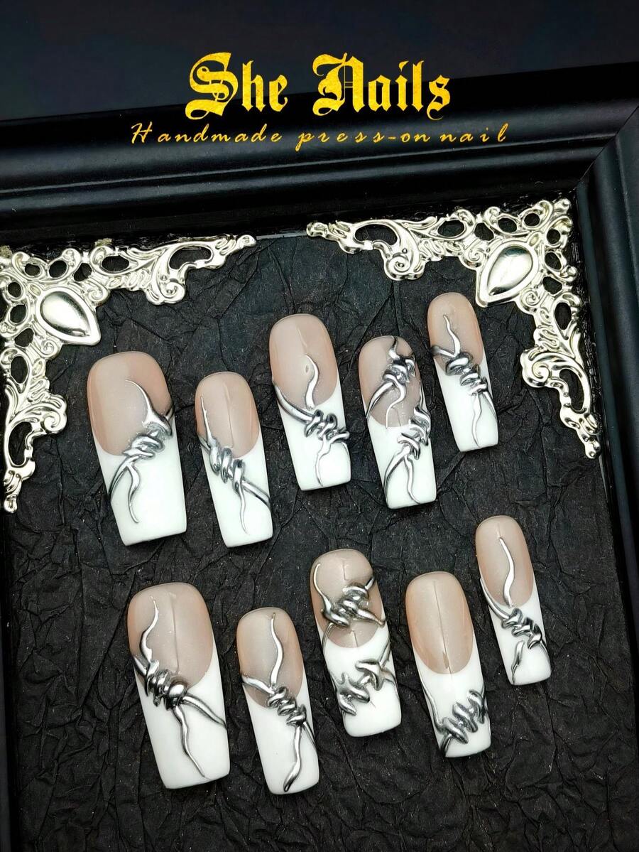 10件套巴洛克风格美甲套装，包含亮面Y2K法式美甲贴片（粉色、红色、浅蓝色、白色、棕色、金色、闪光色），以及3D手工海星、贝壳、樱花、银链亚克力美甲装饰品，适合派对使用。套装内含凝胶贴纸和指甲锉。美甲用品，手工按压式美甲贴片。