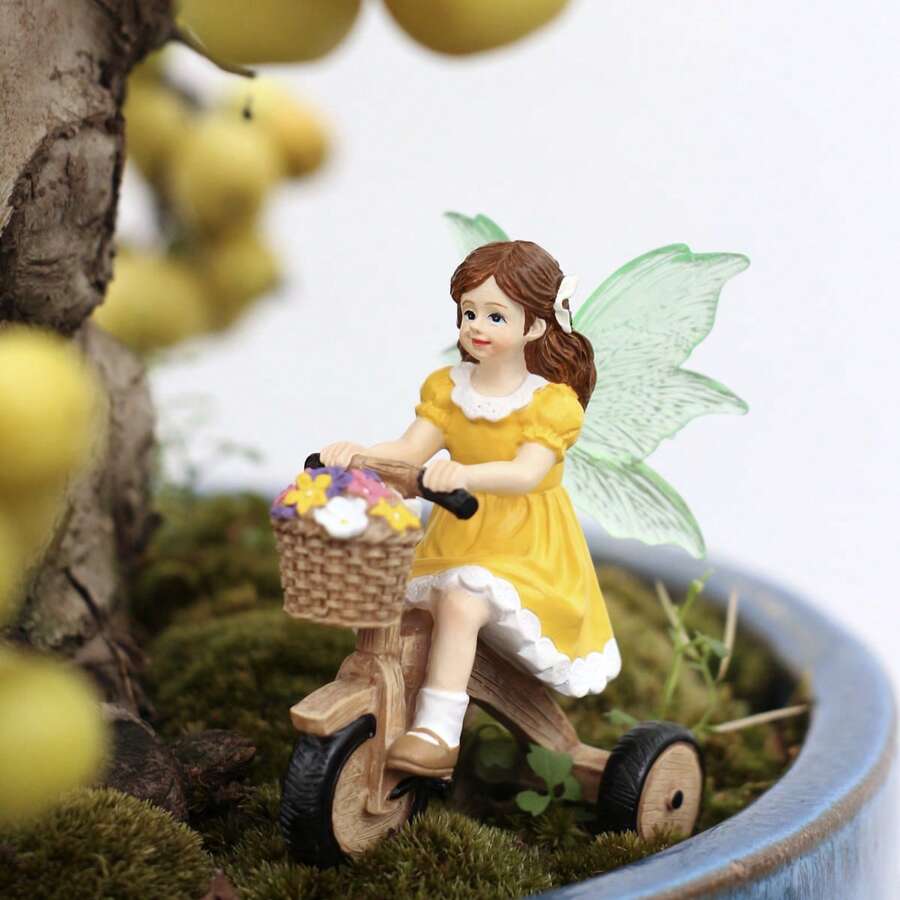 Estátua de fada em resina, montada em uma bicicleta florida - 8,3 cm (3,26 polegadas), com asas brilhantes e um toque de humor. Ideal para decorar jardins floridos da primavera, gramados, varandas e áreas externas, além de ser um ótimo presente para a Páscoa e o Dia dos Namorados.