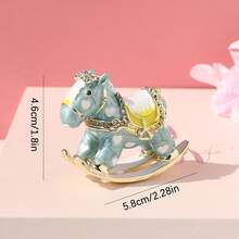 SIQIZHOU 1个迷你珐琅旋转木马首饰盒，是生日装饰的理想之选。这款小巧的摇摇马首饰盒是存放耳环、项链和戒指的绝佳选择，也可作为桌面装饰收纳盒和可爱的纪念礼物。 - 彩色 - 查看 11