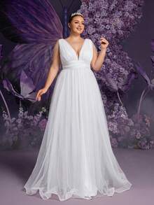 Elasola 大码婚纱，饰有珍珠链肩部装饰、深V领和收腰设计，搭配飘逸的及地薄纱裙摆——完美适用于户外花园婚礼、海滩仪式、花园派对和简约室内婚礼。白色派对 - 白色 - 查看 4