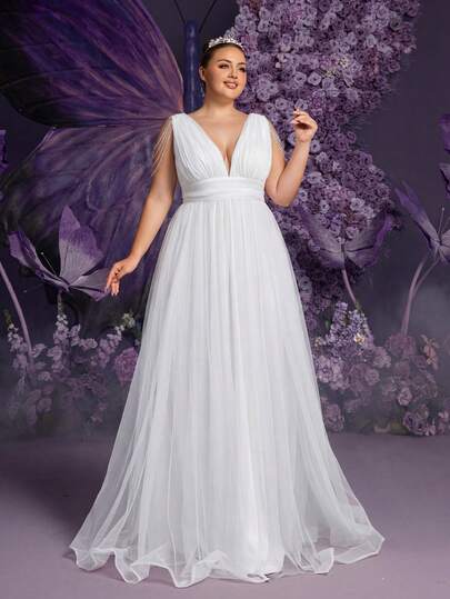 大码婚纱，饰有珍珠链肩部装饰、深V领、收腰设计，搭配飘逸的及地薄纱裙——非常适合户外花园婚礼、海滩仪式、花园派对和简约的室内婚礼。