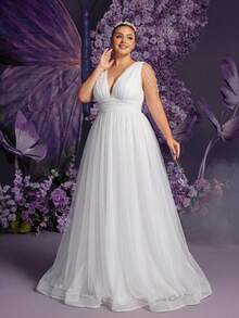 Elasola 大码婚纱，饰有珍珠链肩部装饰、深V领和收腰设计，搭配飘逸的及地薄纱裙摆——完美适用于户外花园婚礼、海滩仪式、花园派对和简约室内婚礼。白色派对 - 白色 - 查看 3