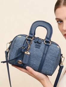 Neue Mode einfarbige Damen Handtasche, aus PU-Material gefertigt, in Dunkelblau, dekoriert mit Buchstaben-Dekor und Anhänger mit englischem Buchstaben. Im Boston Bag Stil entworfen, mit rosa Perlenanhänger, rautenförmigem Muster oben, Doppelgriffen und verstellbarem langem Schultergurt. Glatter Reißverschluss, geeignet für Arbeitswege, Ausflüge, Dates und den täglichen Gebrauch von Frauen. - Blau - Übersicht 5