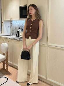 Áo vest dệt kim không tay màu nâu dành cho nữ, điểm nhấn là các nút kim loại lấy cảm hứng từ đại dương, kiểu dáng ôm sát tôn dáng, chất liệu dệt kim thoáng khí, thân thiện với da, thiết kế không tay hở vai, mang đến phong cách sang trọng kiểu Pháp, phù hợp cho công sở, hẹn hò ăn trưa và những việc vặt trong thành phố. - Cà phê nâu - Xem 2