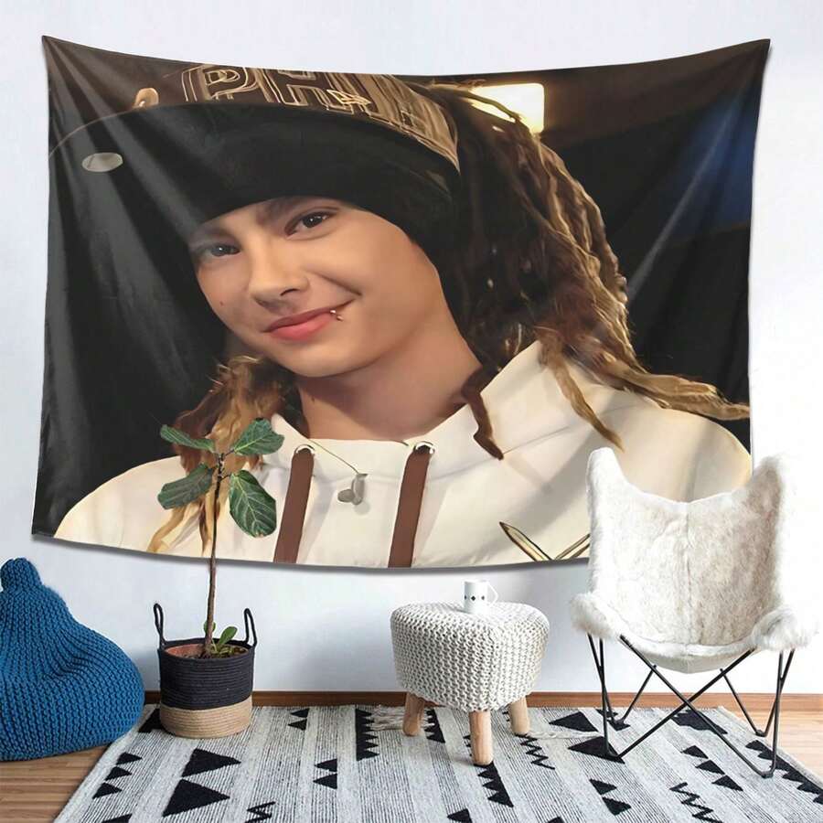 Tom Kaulitz Style Peach Skin Tapestry With Comfortable Pattern, Chic Design, Multi-Functional Wall Hanging For Bedroom Living Room Dormitory Use, Back-To-School Decoration, Holiday Gift To Friends, Party Accessory - 447 - Xem 1