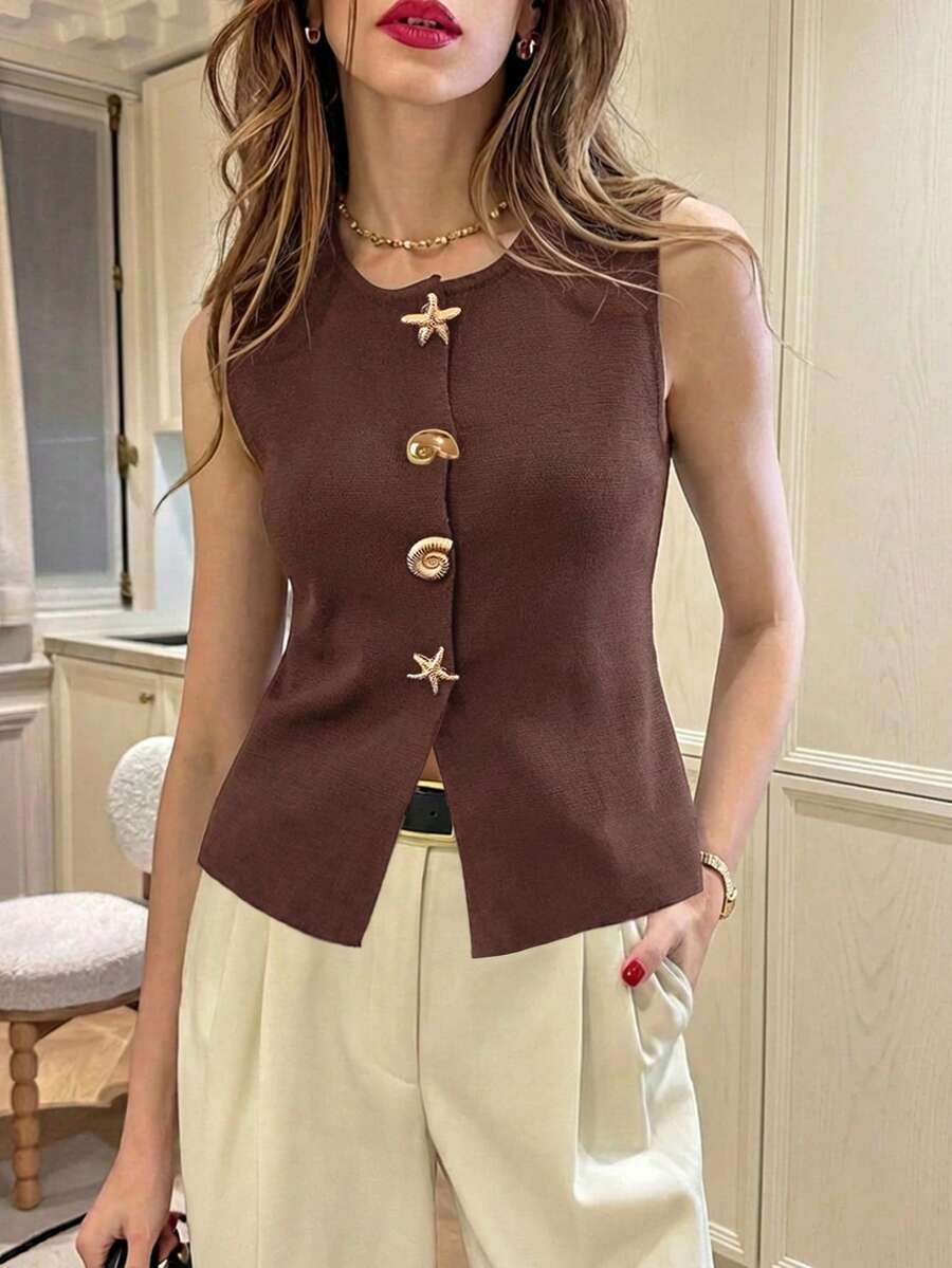Áo vest dệt kim không tay màu nâu dành cho nữ, điểm nhấn là các nút kim loại lấy cảm hứng từ đại dương, kiểu dáng ôm sát tôn dáng, chất liệu dệt kim thoáng khí, thân thiện với da, thiết kế không tay hở vai, mang đến phong cách sang trọng kiểu Pháp, phù hợp cho công sở, hẹn hò ăn trưa và những việc vặt trong thành phố. - Cà phê nâu - Xem 1