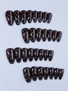 30片长杏仁形白色波点猫眼美甲贴纸，亚克力按压式美甲，适合短指甲，套装包含：1片果冻胶和1把指甲锉。棕色波点和猫眼设计让您的指尖闪耀夺目，适合派对、跳舞和日常使用。 - 棕色 - 查看 4