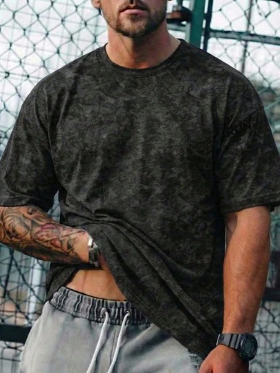 男士休闲宽松短袖T恤，舒适透气，适合户外运动和日常休闲穿着。