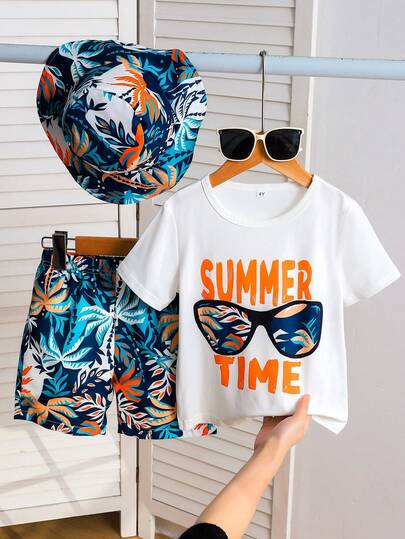 Bộ 3 món cho bé trai gồm áo thun ngắn tay cổ tròn in hình cây nhiệt đới và quần short kèm mũ, thích hợp mặc hàng ngày vào mùa hè hoặc đi nghỉ mát.